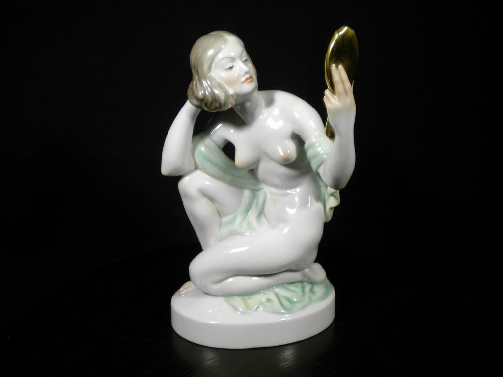 Herendi porcelán akt fésülködő nő