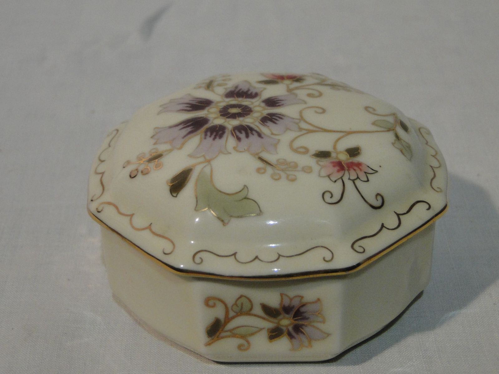 Zsolnay vajszínű porcelán bonbonier
