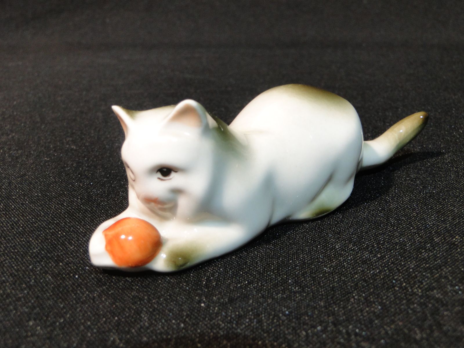 Zsolnay gombolyaggal játszó cica macska