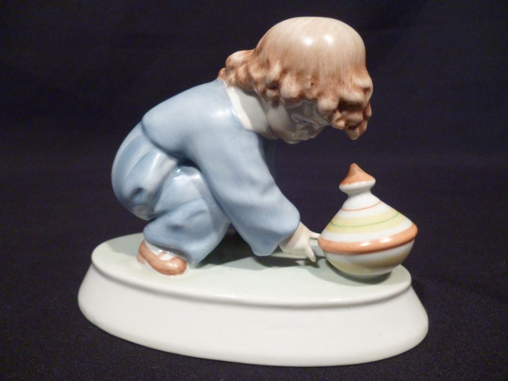 Zsolnay porcelán kislány búgócsigával